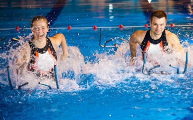 Para na rowerach aquabike oddajaca sie aquacycling